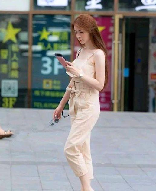 街拍:貌美如花的小姐姐,一身优雅的穿搭,尽显女神风采