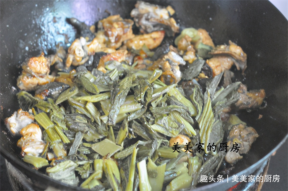 秋天干燥，一道“土匪菜”常上桌，3种食材1锅烧，好吃又养胃！