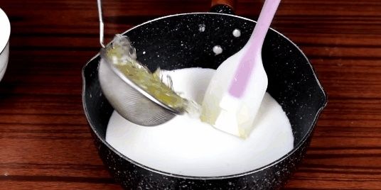白糖|不用烤箱、不用奶油，教你做入口即化的慕斯蛋糕，一看就会超简单