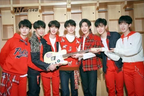 谢娜缺席芒果台三台购物晚会,改认证被疑退出快乐家族,说中了?