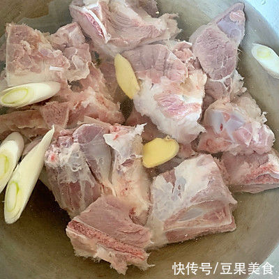 #暖冬酱在手,嗨吃部队锅#大骨煳锅贴