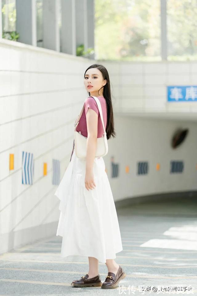 时髦 快扔掉高跟鞋!今夏“凉鞋 + 云朵裤”火了,好看又时髦