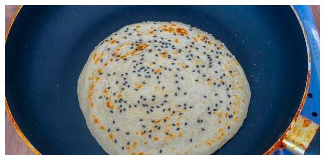 芝麻烧饼|最好吃的芝麻烧饼做法，不用烤箱，一次成型，咬一口掉一地渣，香