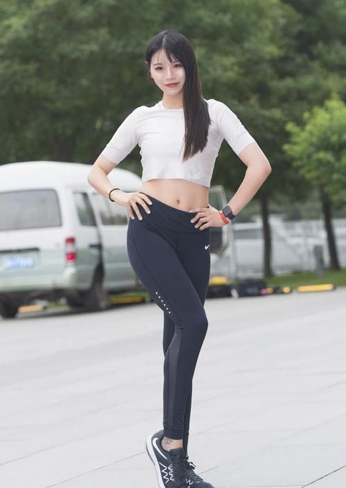 架不住|这条紧身裤造型普普通通,但架不住人家身材曲线感和颜值高呀