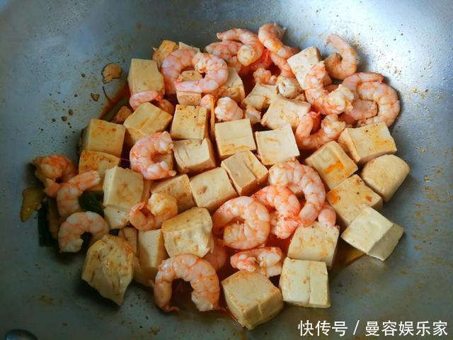 浪费|豆腐炖虾仁,虾头可不要浪费,放几个营养翻倍,连味精都省了