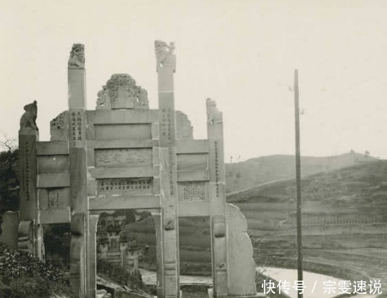 上立|晚清老照片:道路上立了一排贞节牌坊,都是妇女的血泪