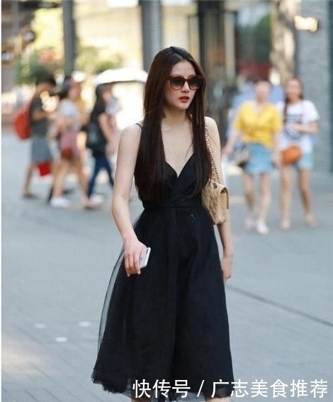 细腰|街拍灰色紧身背心搭配短裤,秀出细腰和长腿,时尚靓丽有活力