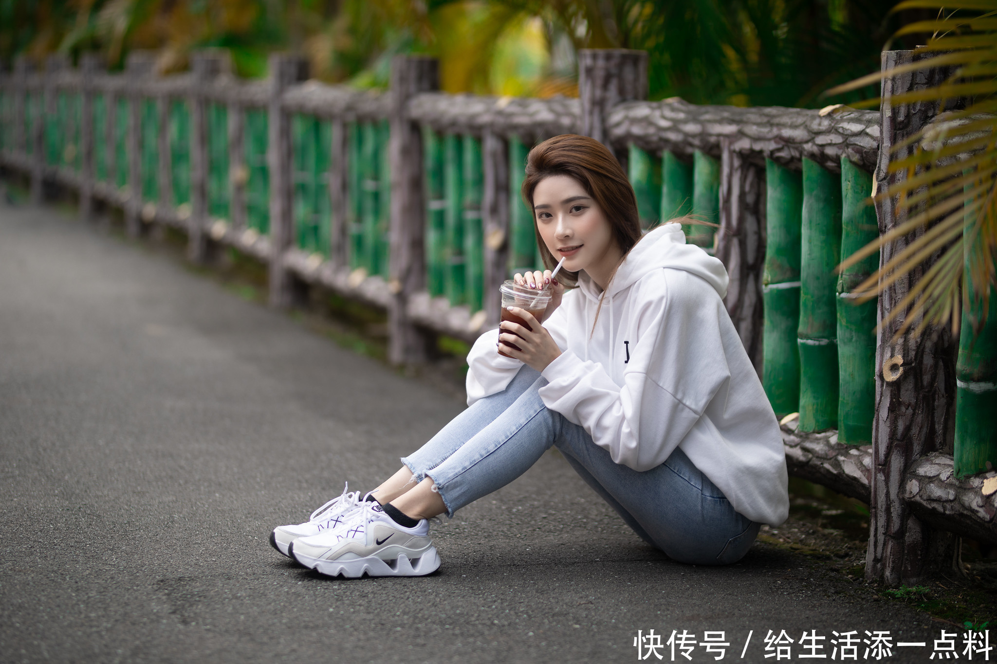 街拍：美女牛仔裤+卫衣时尚又减龄，好气质自带高级感