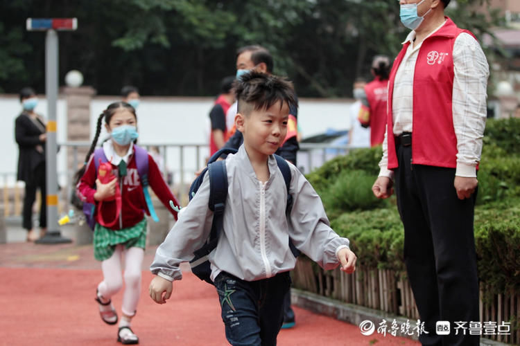 入校|济南文东小学：先测温再入校 安全迎接新学期