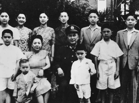 罕见老相册:走在灵车后的宋美龄,蒋经国和