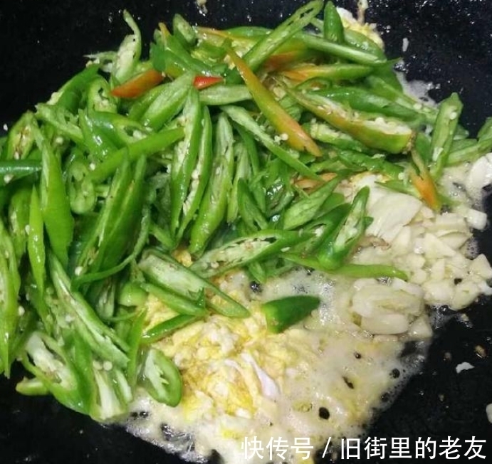 青椒|青椒炒鸡蛋,先放鸡蛋,还是青椒?很多人做错了,怪不得难吃!