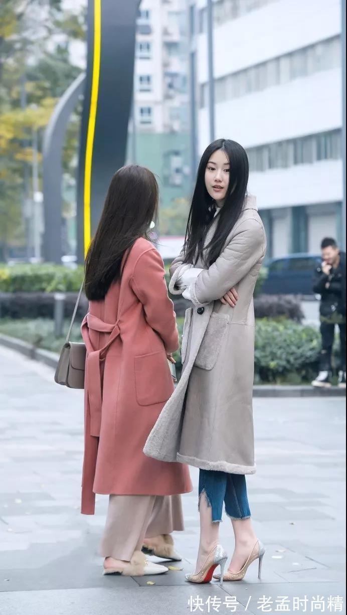 路人 街拍路人,拉风时尚的大衣搭配12CM的高跟鞋,让你尽显女王气质