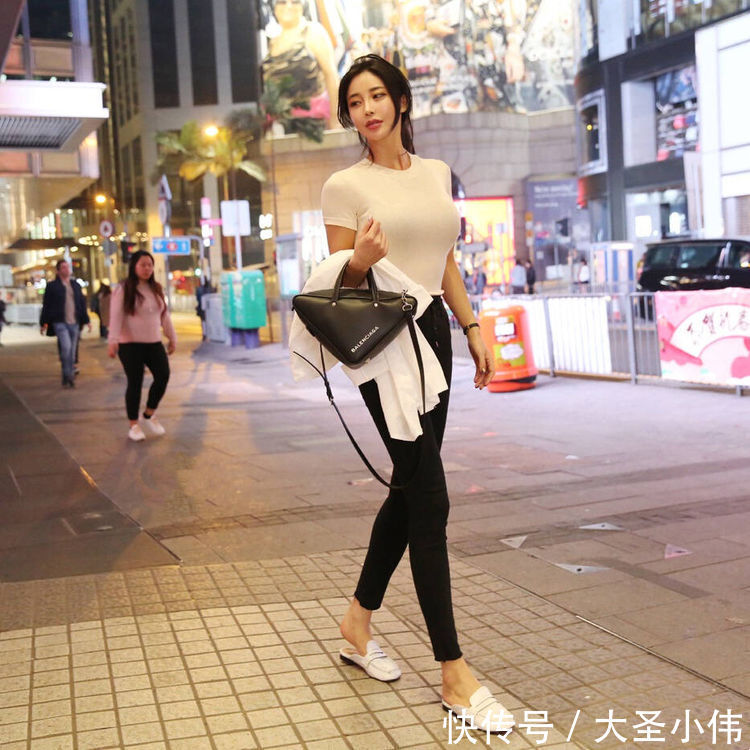 腰带|美女街拍:白色长袖连衣裙,配合腰带修身,加上靴子衬托,非常有气质