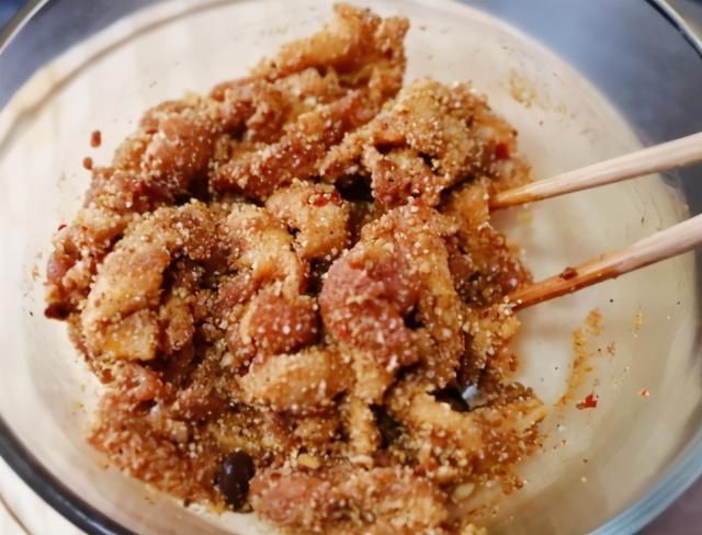 做粉蒸肉，还是老一辈的方法好，掌握3窍门，酥烂香不夹生也不腻