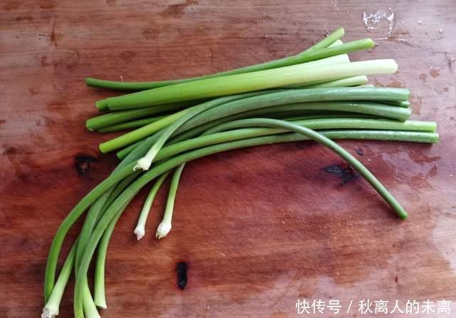 小炒|家常菜“小炒蒜苔”:米饭的最佳搭档,这么做贼好吃!