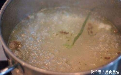 骨架|20年老面馆的高汤秘方，原来是这么熬制的，汤色奶白且鲜美浓郁