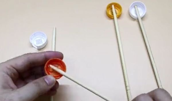在筷子上粘几个塑料瓶盖,解决了很多家庭的困扰,省钱又实用!