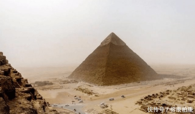 着自己|为何金字塔不能乱爬?一名外国小伙爬上顶后,真相浮出