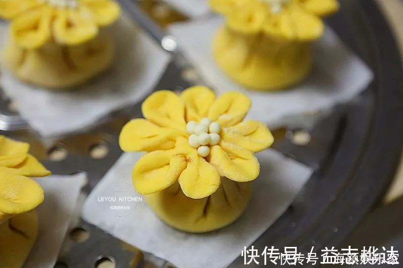 豆沙馅|多捏几下，豆沙包和花一样漂亮，过年端上桌，全家抢着拍照