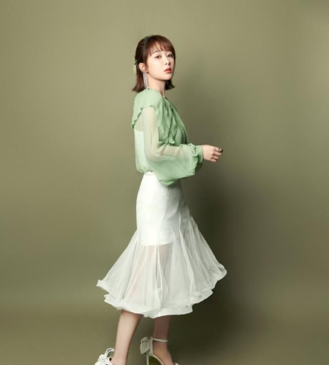 活动|杨紫新造型师不经夸，杨紫参加活动打回原形，生图状态我没看错？