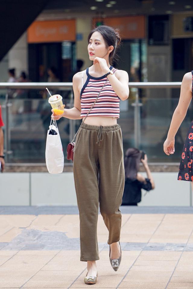 自信|街拍:美丽端庄,充满青春朝气的小美女,充满时尚自信