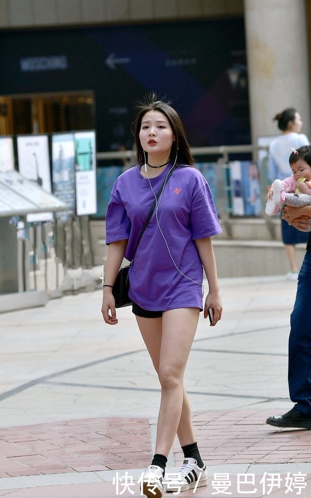 舒适|时尚穿搭:美女选择紫色T恤裙,搭配运动鞋,轻松舒适显气质
