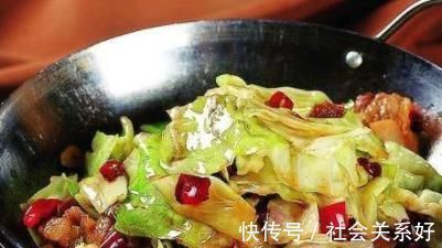 炒包菜时,万万不要直接下锅多加这1步,包菜更翠绿,还不出水