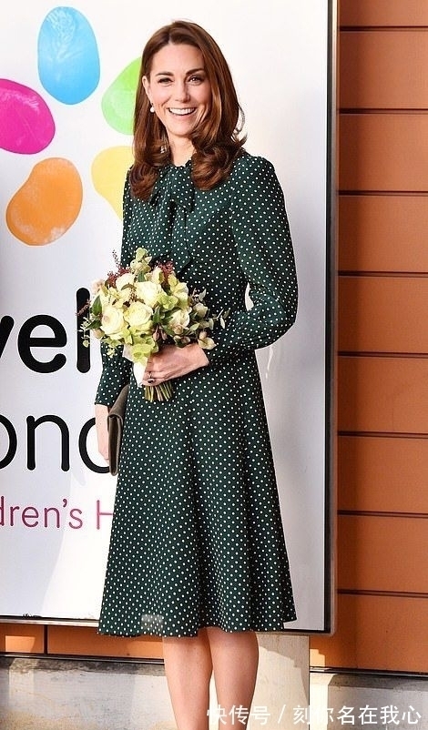 蕾丝 凯特王妃又穿红色连衣裙,搭配黑色大衣真惊艳,尽显优雅气质!