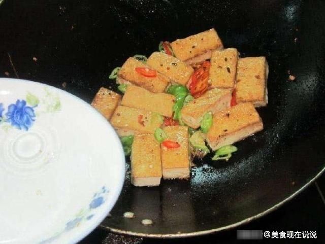 煎豆腐时，先放盐还是后放盐？做错这一步，难怪豆腐会粘锅！