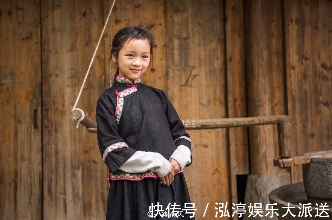 脚底|广西深山有座奇特村寨，人们从头顶黑到脚底，老人小孩最擅长歌舞