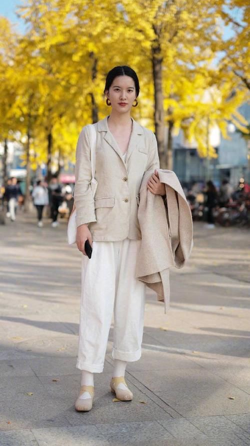 长大衣要让位了，今年“短外套+小白裤”正流行，时髦洋气不撞衫