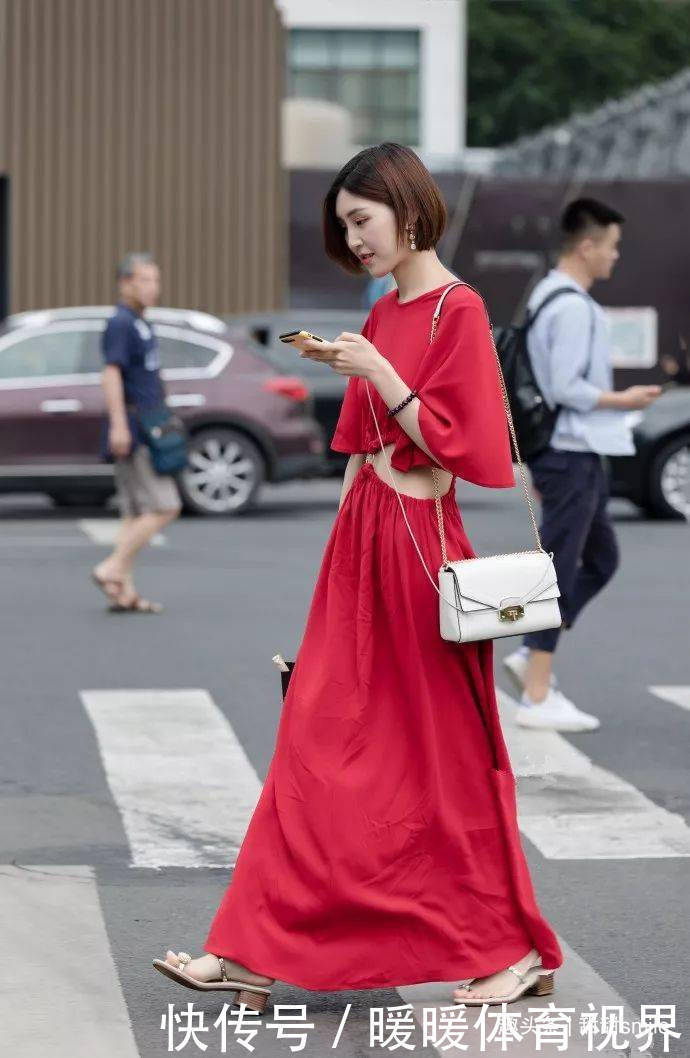 小个子的女生可以搭配一双粗跟的高跟鞋,很时尚且很减龄