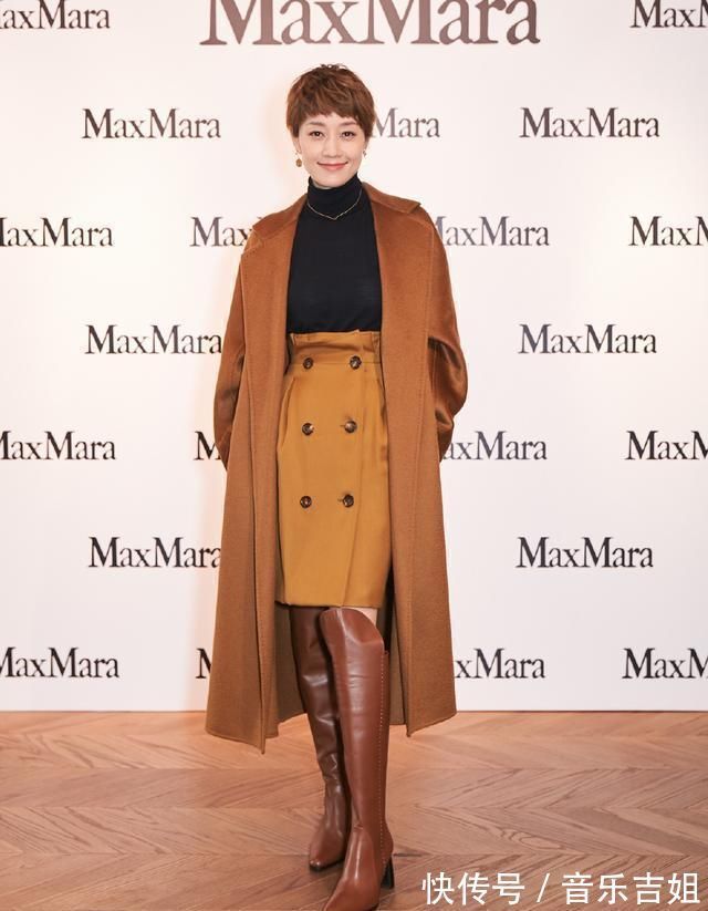 焦糖色 40岁左右的女人别毛衣配裤子,学马伊琍毛衣“新搭配”,很高级