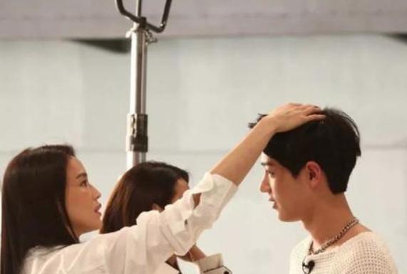 芒果TV举办招商会，两档节目暗示邀请肖战，却遭网友质疑溜粉