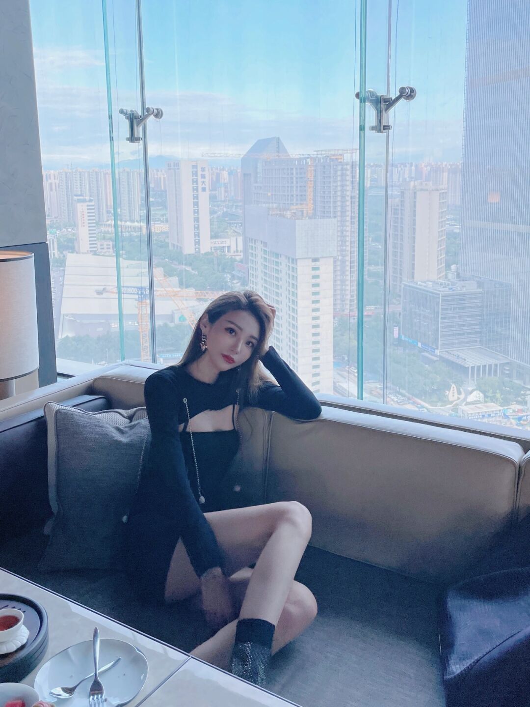 咖啡厅 咖啡厅的小姐姐, 黑色修身超短裙, 成为全场焦点