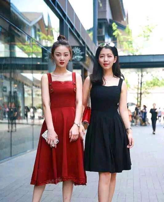 舒适|街拍小姐姐一件黑色半袖上衣宽松舒适,搭配白色短裤显得休闲风