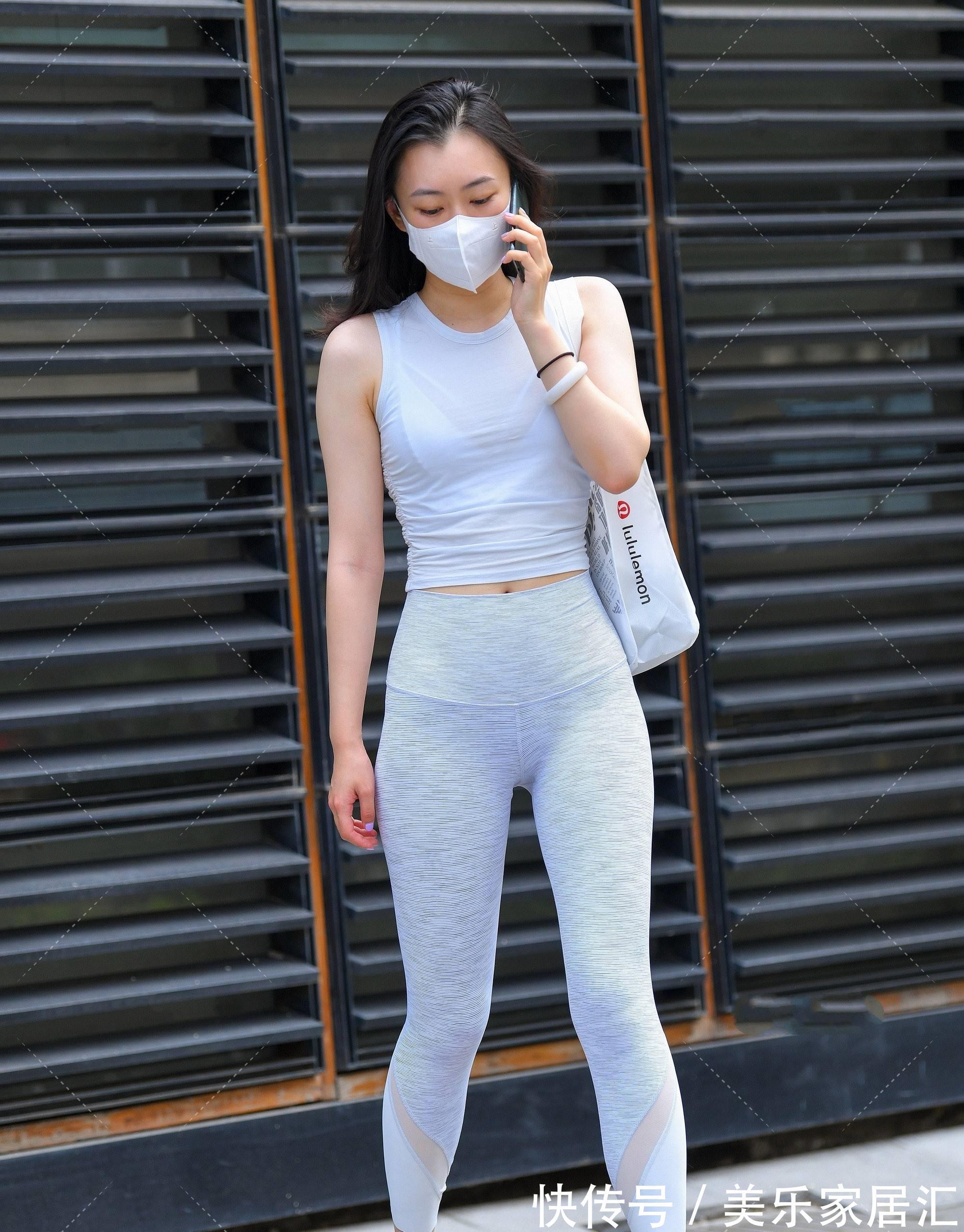 穿搭|夏季想要穿得清凉又舒适,背心和健美裤的搭配是一个非常不错选择