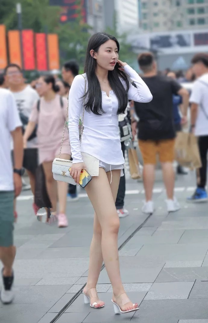 高跟鞋简约时尚，既提升自己又取悦路人