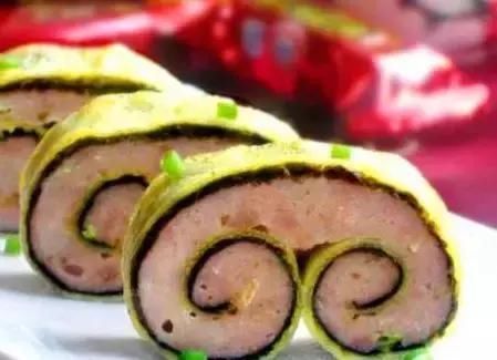 美食推荐：清蒸鲜虾，香菇油焖笋，如意紫菜蛋卷，鲜甜花甲豆腐煲