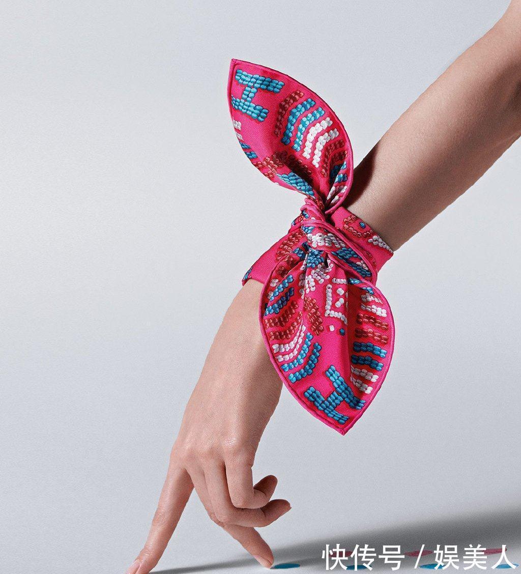 丝巾怎么戴才时髦？绑在手腕上当手链很潮，变成发带也很酷