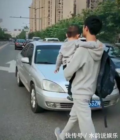 哥哥|3岁弟弟在学校等哥哥放学，哥哥出现后，被弟弟的动作暖化了