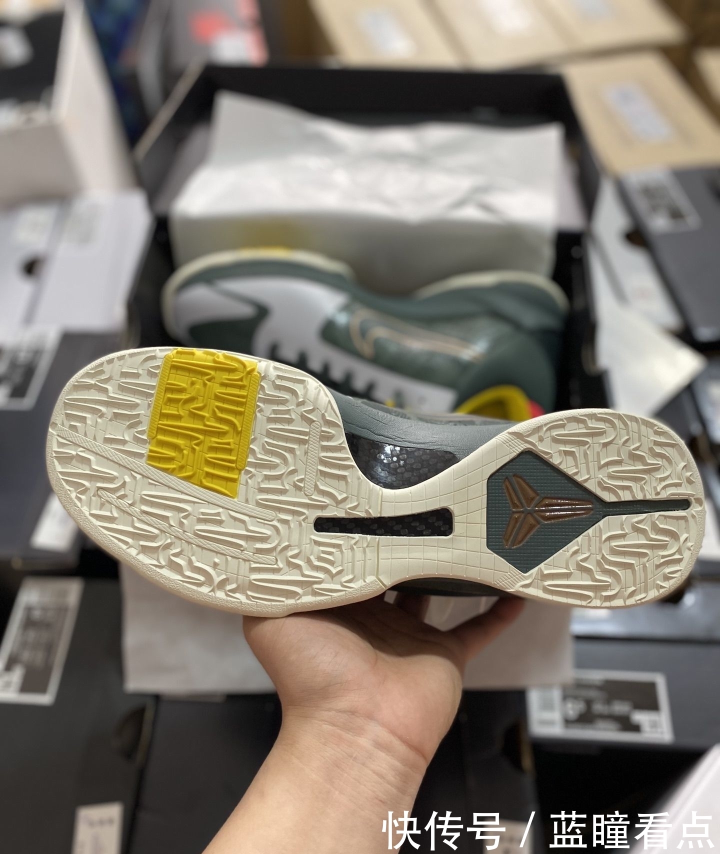 要想生活过得去,脚底总得带点绿!Kobe 5森林绿配色开箱测评