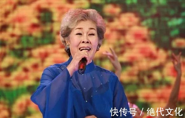 老年人&84岁女歌唱家住进养老院,说不想给儿女添麻烦,网友却议论纷纷