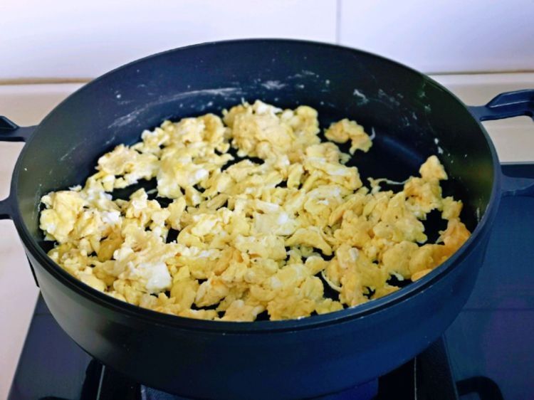 做韭菜盒子的时候加点虾皮和香干,味道太鲜美了,真过瘾