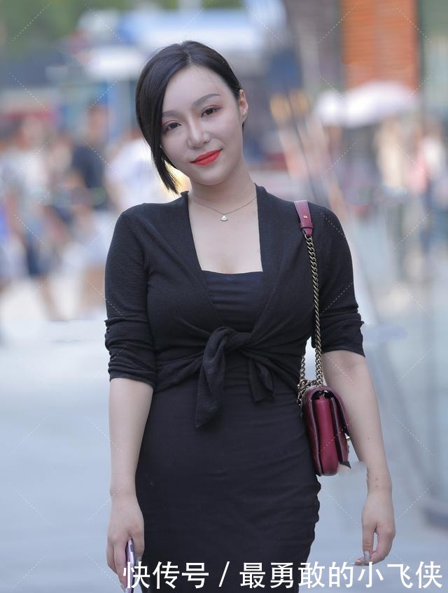 气质|穿黑色套装搭配酒红色挎包,精致美艳的日常通勤穿搭,尽显好气质