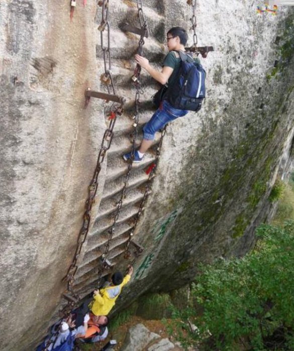 中国最“危险”的山，垂直90度必须借助绳索，一旦开爬绝不能反悔