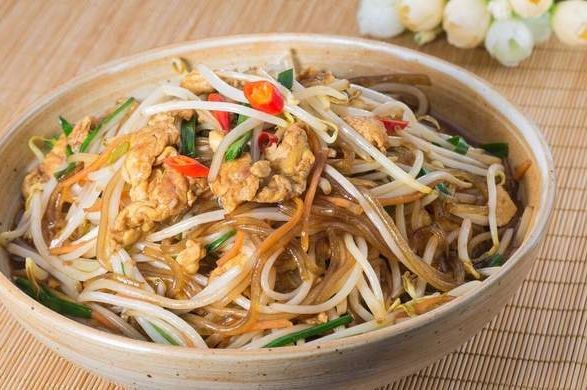 用它炒粉条，比白菜肉末好吃多了，清脆爽滑，吃一次就忘不了