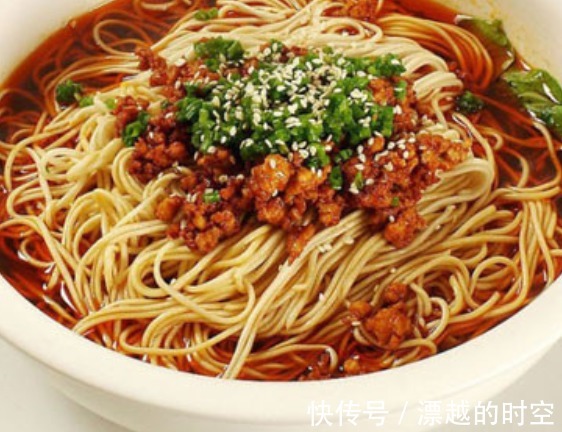 喜欢吃面条的有口福了，掌握这种做法，面条色香味俱全，真美味！