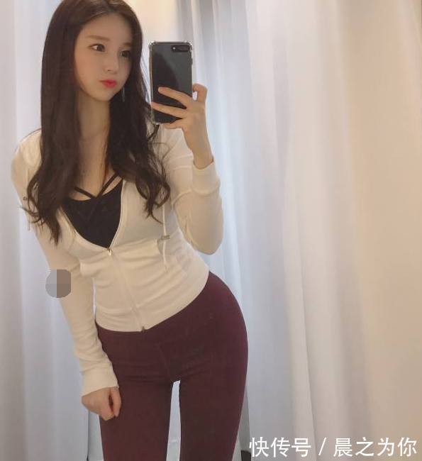 时尚 搭配紧身打底裤的美女,有着时尚柔美的感觉,展现出迷人的风采!
