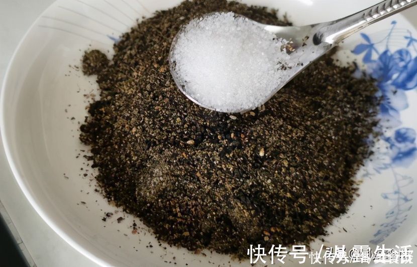 冷天要常吃黑芝麻，教你新做法，每天吃一勺，精神饱满过冬季